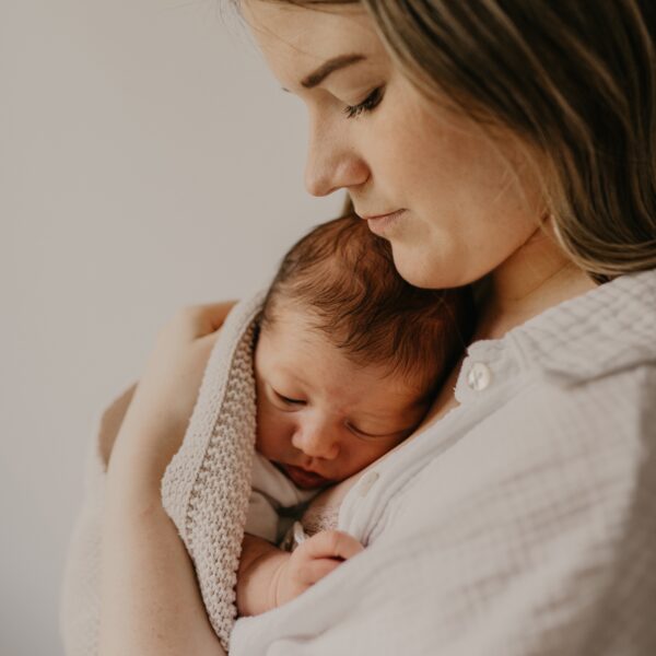 Mutter mit Bindung zum schlafenden Baby